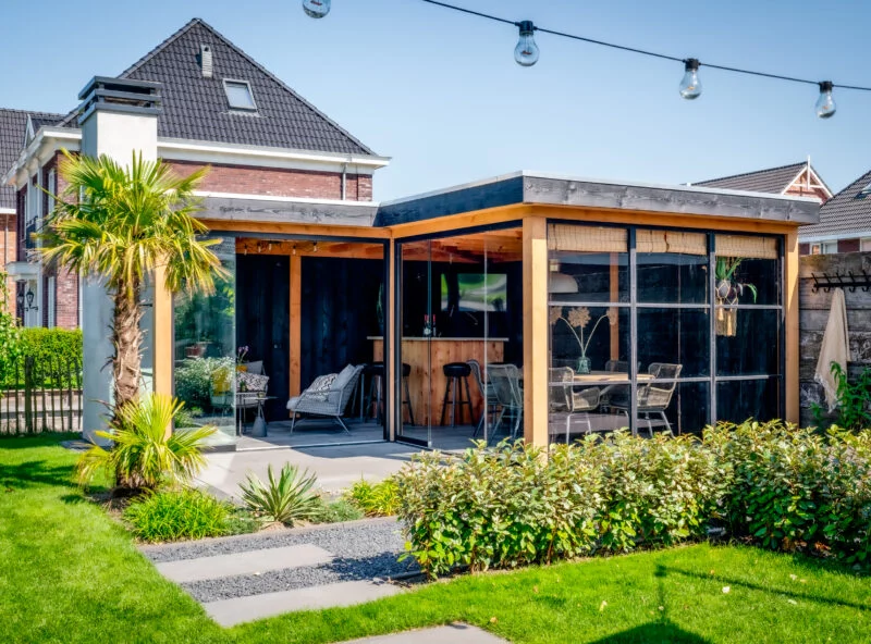 De l-vormige veranda met robuuste schoorsteen van ferry en kim uit spanbroek 10 De verande van ferry en kim in spanbroek