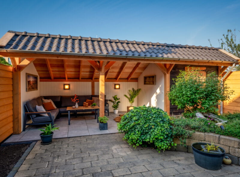 Douglas kapschuur 3 Douglas kapschuur met planten in de tuin en betonnen vloer