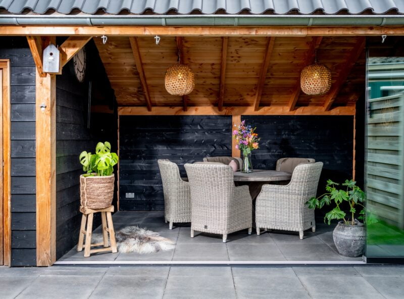 Houten kapschuur 2 houten kapschuur met zwarte achterwand en glazen schuifwand