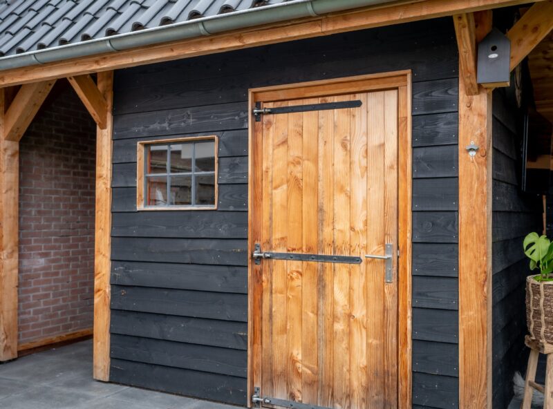 Kapschuur met berging 5 Kapschuur met berging met zwart hout