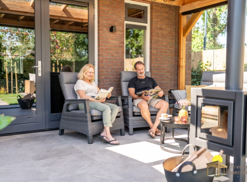 Veranda aan huis 10 Twee mensen die een boek lezen in een veranda aan huis