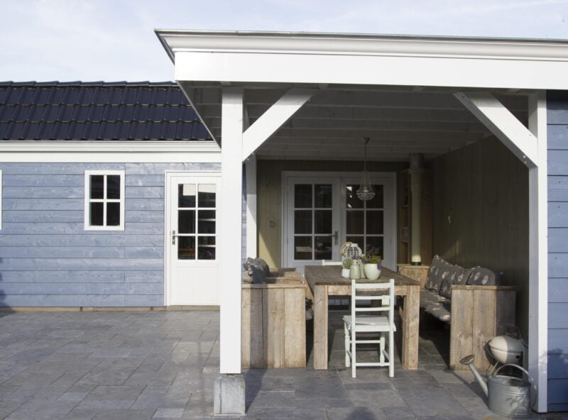 Veranda aan huis 11 Lichtblauwe houten veranda aan huis