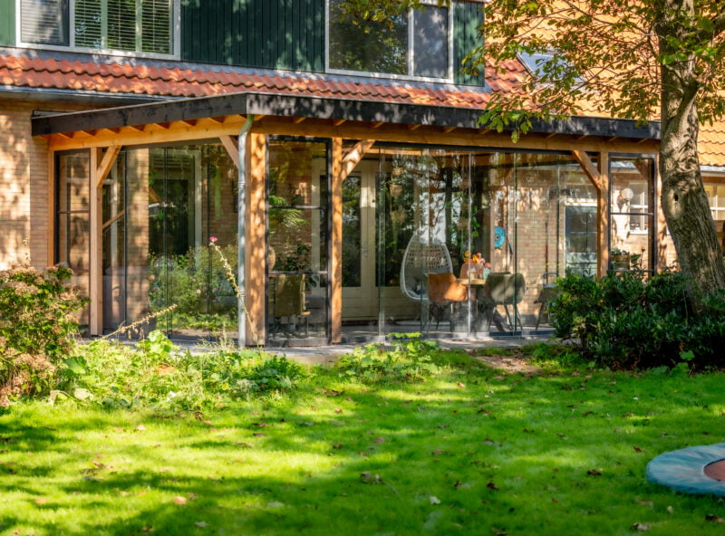 Veranda aan huis 9 Veranda aan huis in een grote tuin met glazen schuifwand