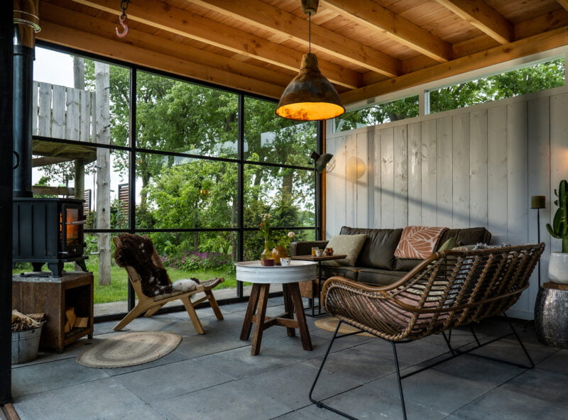 Veranda met houtkachel 10 Veranda met stalen houtkachel en witte houten achterwand