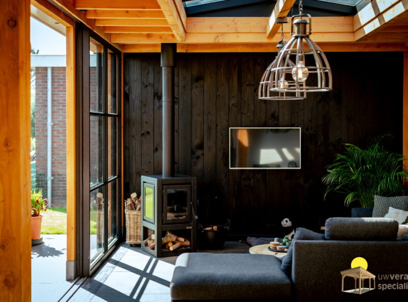 Veranda met houtkachel 11 Veranda met houtkachel met zwart houten achterwand