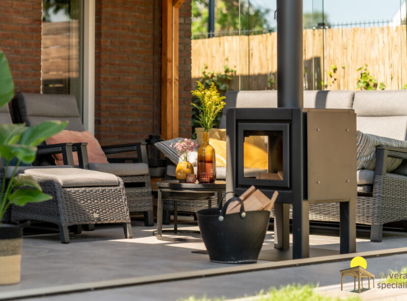 Veranda met houtkachel 9 Veranda met kleine stalen houtkachel