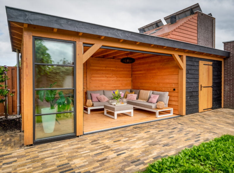 Veranda met kleine berging 2 Veranda met kleine berging en schuifdeuren met zwarte staal look