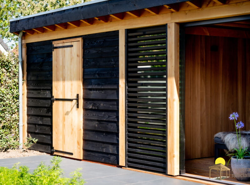 Veranda met schuur 5 Veranda met schuur met zwart hout in de tuin en zwart paneel