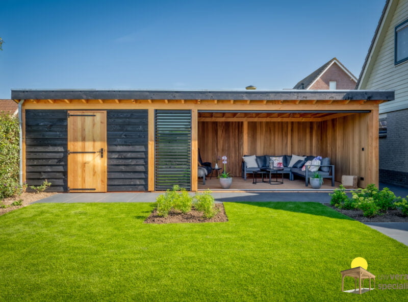 Veranda met schuur 7 veranda met schuur in de tuin met zwart hout en zwart paneel geheel