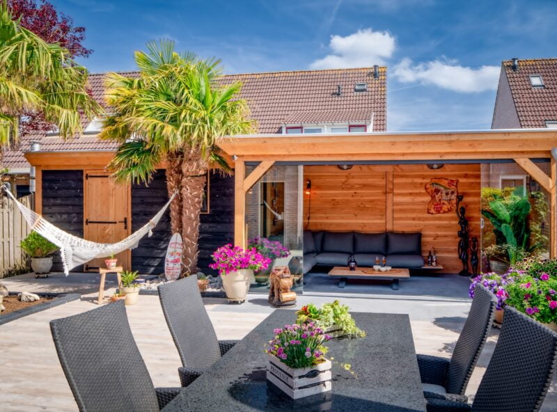 Veranda met schuur 8 Veranda met schuur en hangmat in de tuin