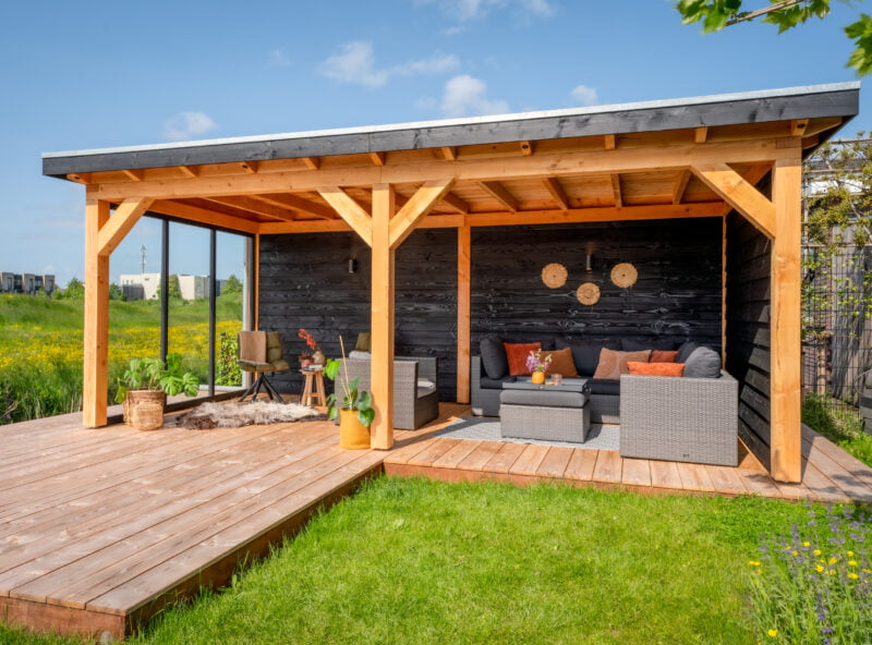 Veranda overkapping 5 Open veranda overkapping op vlonder in de tuin