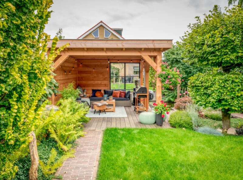 Veranda overkapping 6 Geheel houten veranda overkapping in de tuin met buitenkeuken