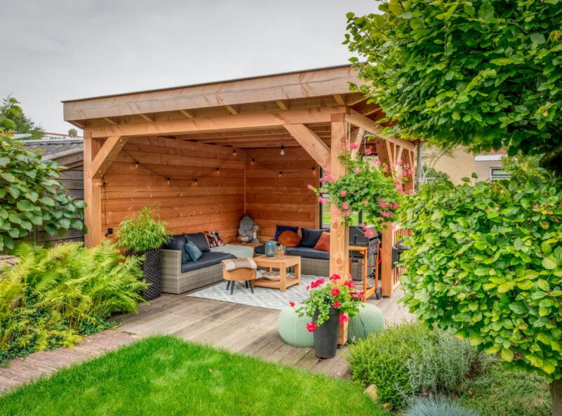 Veranda overkapping 7 Houten veranda overkapping in de tuin met buitenkeuken