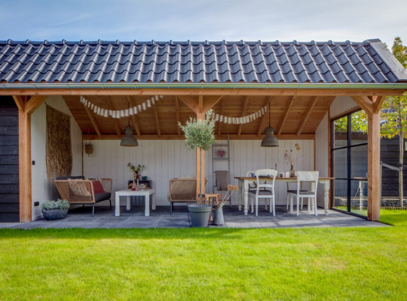 houten kapschuur 3 wit houten kapschuur met lichte inrichting