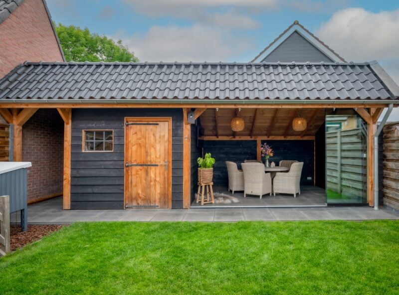 kapschuur met berging 2 Kapschuur met berging in de tuin met glazen schuifwand