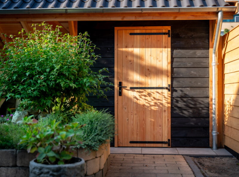 kapschuur met berging 4 Kapschuur met berging met zwart hout en zwarte stalen details