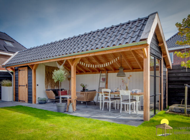 kapschuur met berging 6 Kapschuur met berging met witte houten achterwand