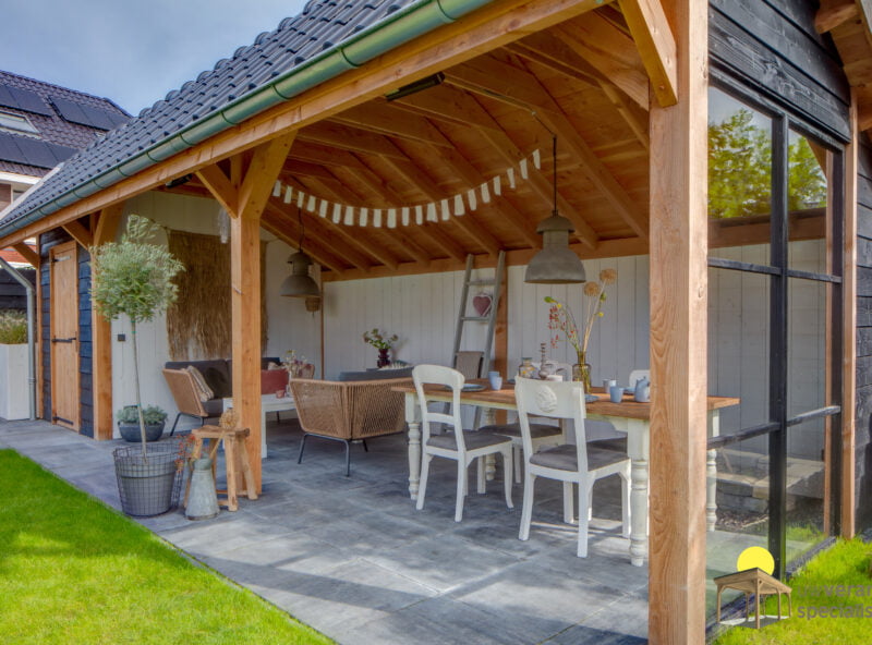 kapschuur overkapping 2 Kapschuur overkapping met wit-houten look