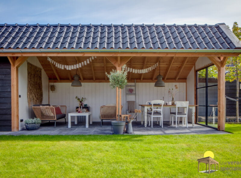 kapschuur overkapping 3 Kapschuur overkapping met wit-houten look vooraanzicht in de tuin