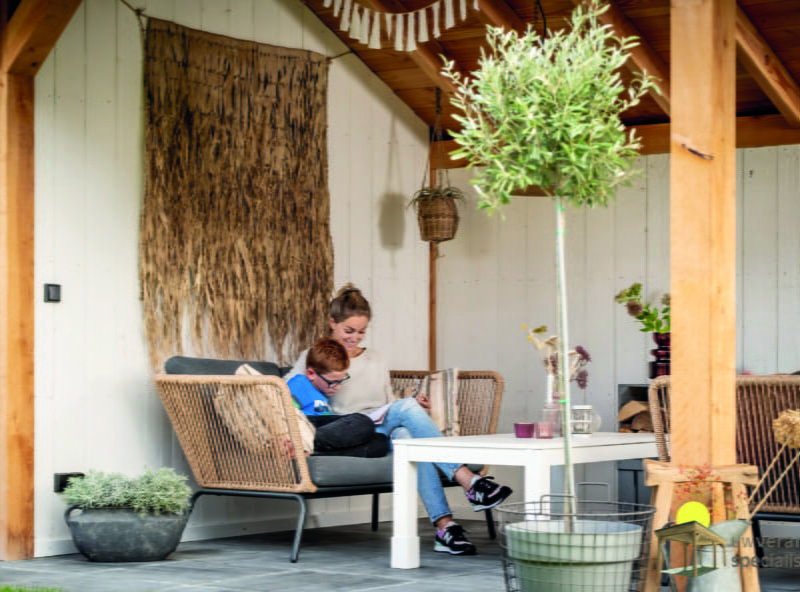 kapschuur overkapping 6 Kapschuur overkapping met wit hout en een moeder en kind