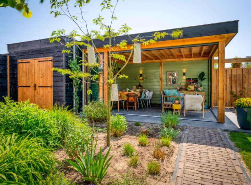 Houten tuinkamer 3 Houten tuinkamer met kleurrijke uitstraling