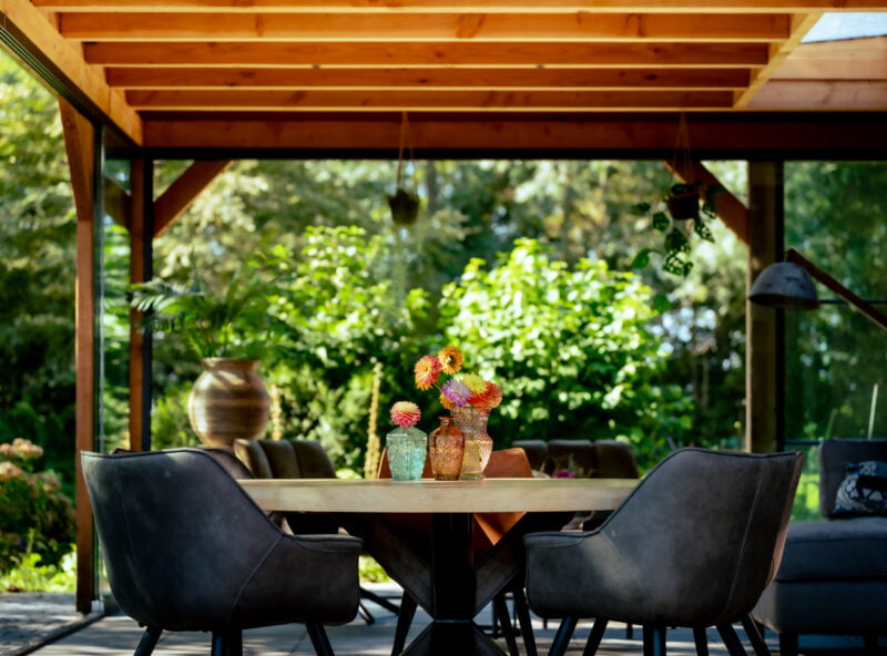 Houten tuinkamer 5 Houten tuinkamer met ronde eethoek