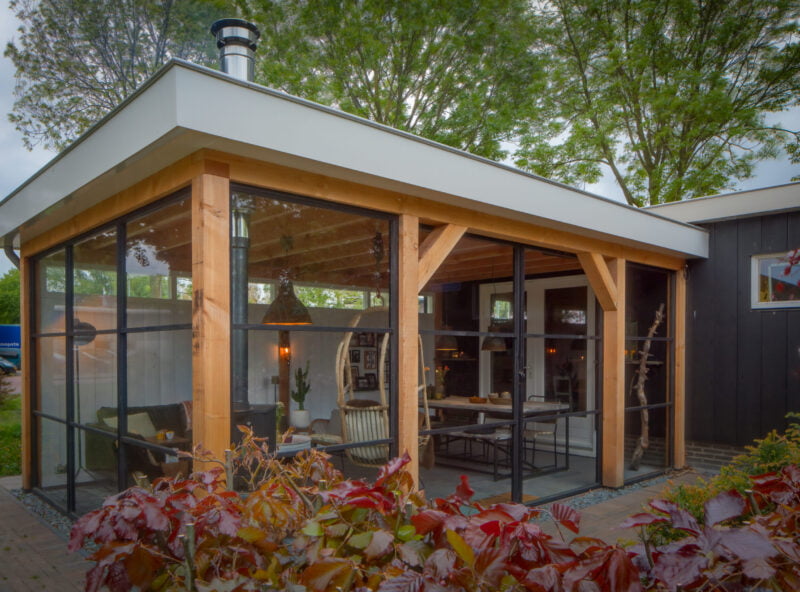 Houten tuinkamer 6 Houten tuinkamer met steel look kozijnen