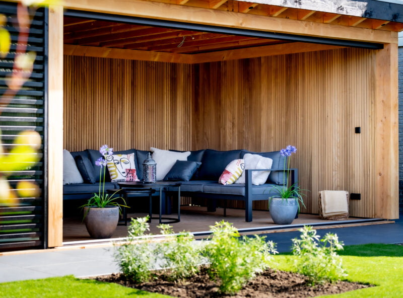 Luxe tuinkamer 6 Luxe tuinkamer met hoekvormige zithoek