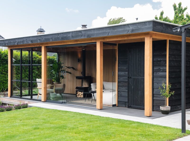 Luxe tuinkamer 7 Luxe tuinkamer met glazen schuifwand en donkere uitstraling