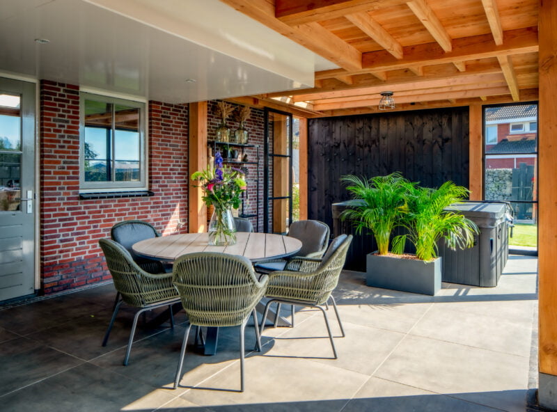 Overkapping aan huis 3 Overkapping aan huis met ronde eettafel