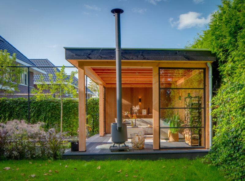 Overkapping in tuin 1 Overkapping in tuin zij-aanzicht met houtkachel