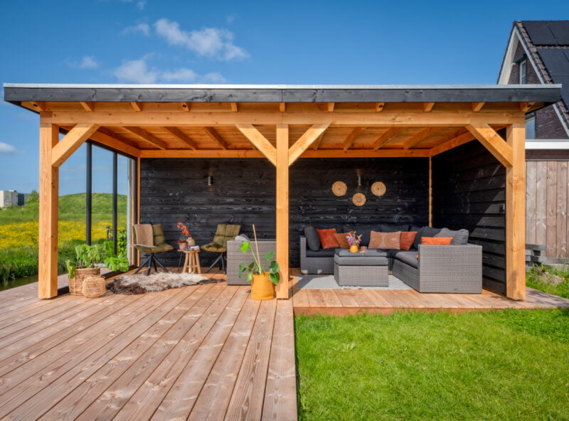 Overkapping in tuin 2 Overkapping in tuin op vlonder met zwarte achterwand