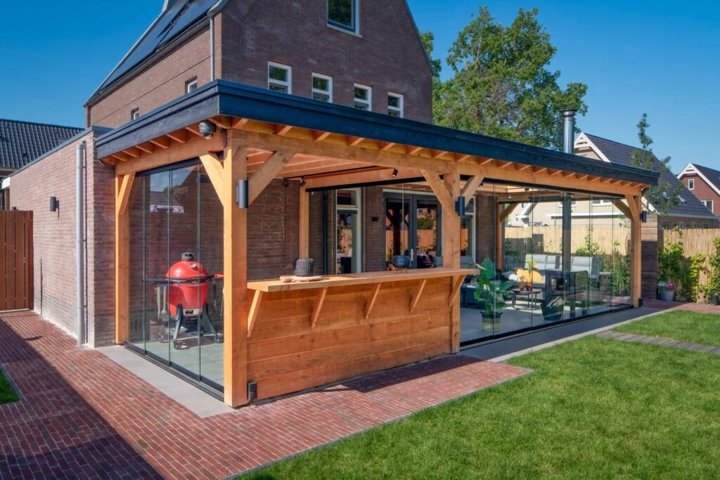 Overkapping met buitenkeuken en rode barbeque
