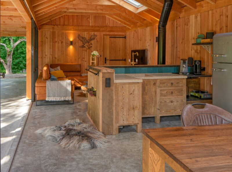 Overkapping met buitenkeuken 2 Overkapping met houten buitenkeuken