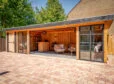 Overkapping met bar en glazen schuifwand