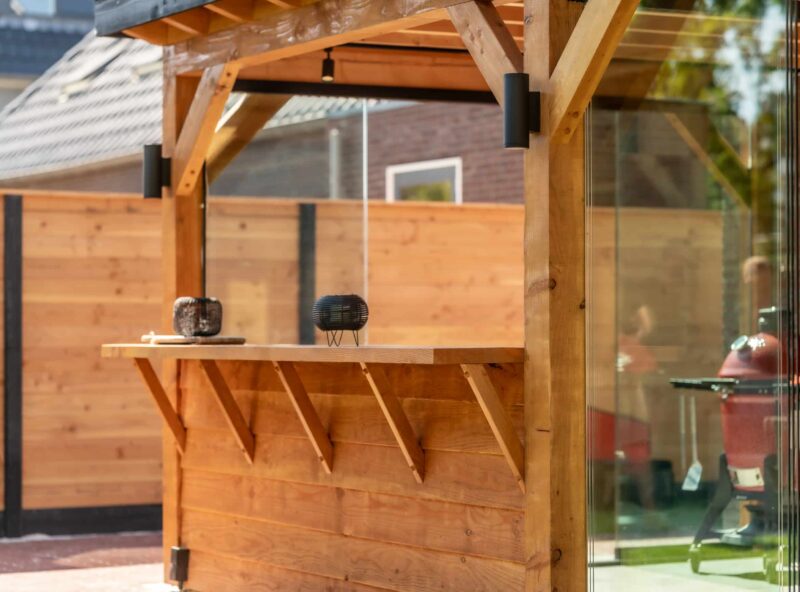 Overkapping met buitenkeuken 6 Overkapping met houten buitenkeuken en glazen schuifwand