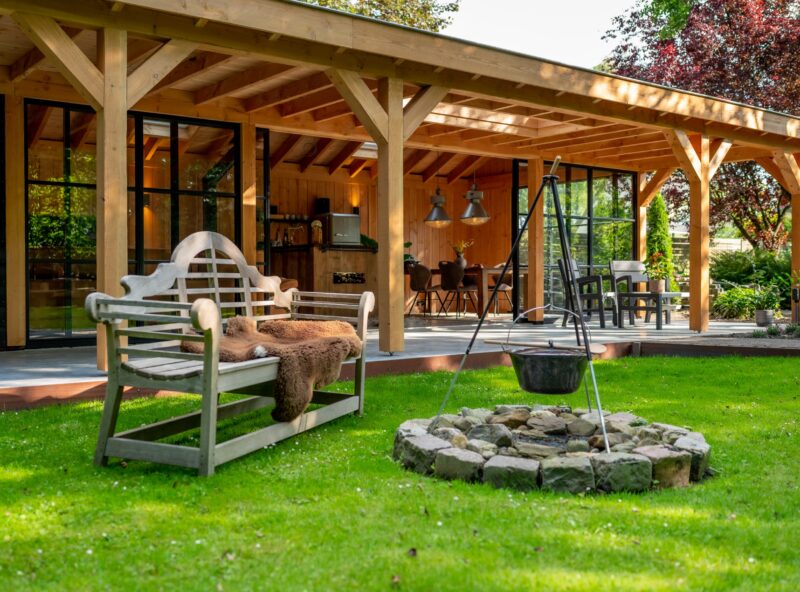 Overkapping met buitenkeuken 7 Overkapping met buitenkeuken en stenen kookpit in de tuin