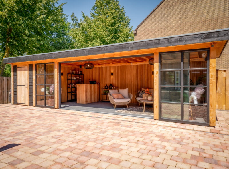 Overkapping met glazen schuifwand 1 Overkapping met bar en glazen schuifwand