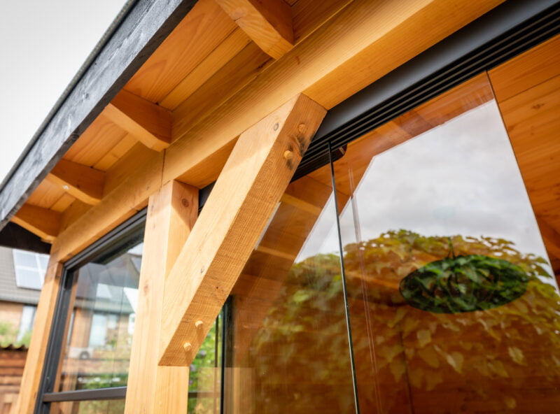Overkapping met glazen schuifwand 3 Overkapping met glazen schuifwand en hout details