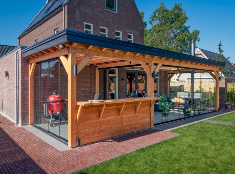 Overkapping met glazen schuifwand 7 Overkapping met glazen schuifwand en buitenkeuken