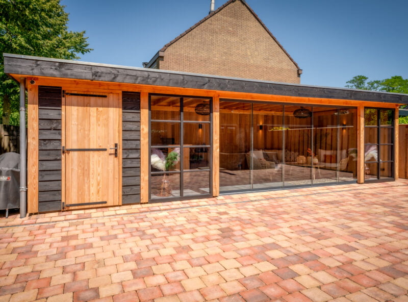 Tuinhuis met overkapping 4 Tuinhuis met overkapping en rode tegels