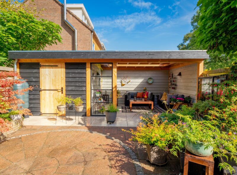 Tuinhuis met veranda 5 Tuinhuis met veranda met betonnen tegels en veel planten