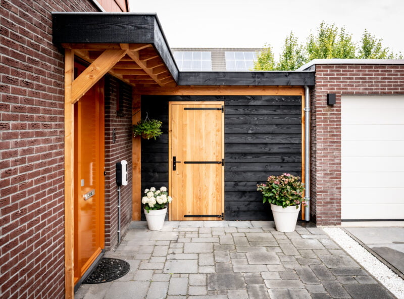 Tuinhuis met veranda 7 Zwart houten tuinhuis met veranda en zwart stalen details