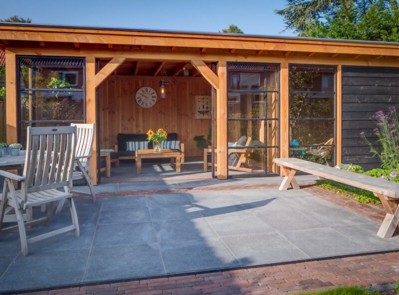 Tuinkamer met glazen wand 1 Tuinkamer met glazen wand en betonnen tegels