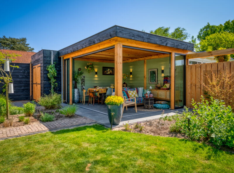 Vrijstaande tuinkamer 1 Vrijstaande tuinkamer met vrolijk en kleurrijk interieur