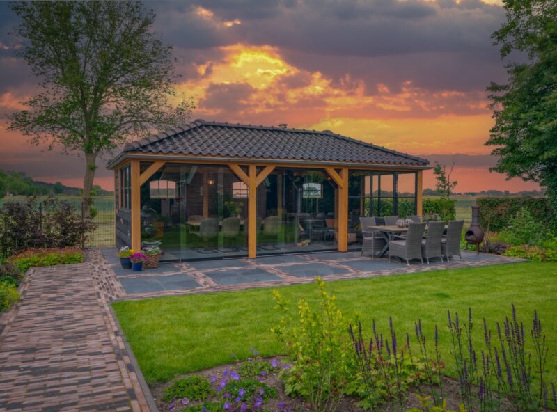 Vrijstaande tuinkamer 3 Vrijstaande tuinkamer met glazen schuifwanden