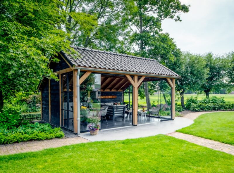 Vrijstaande tuinkamer 4 Vrijstaande tuinkamer met glazen schuifwand