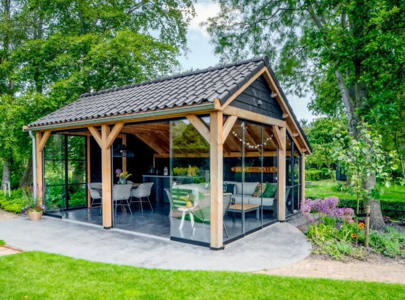 Vrijstaande tuinkamer 7 Vrijstaande tuinkamer met glazen schuifwand en donkere uitstraling