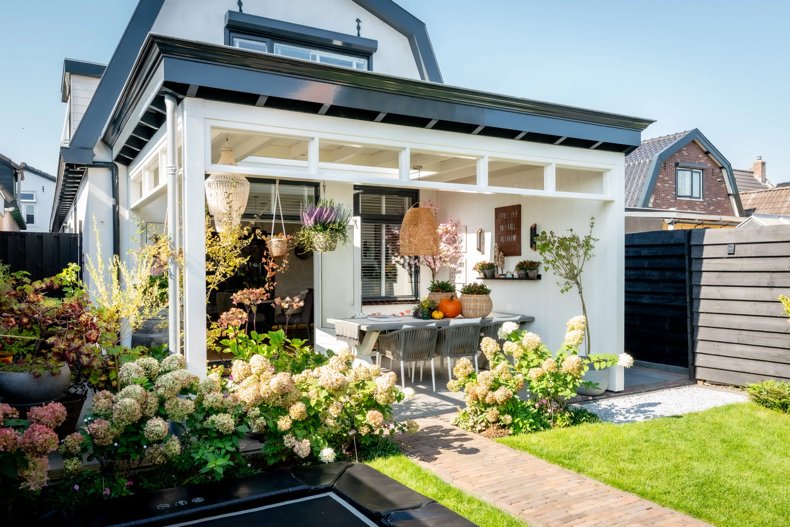 De sfeervolle veranda met lichtstraat van eva en bob uit grootebroek