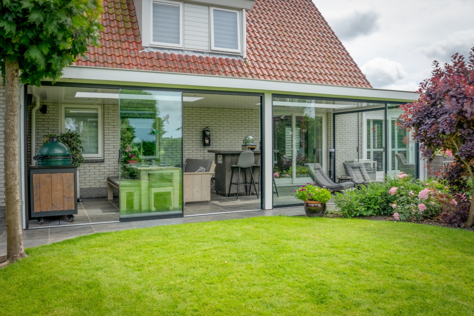 De xl veranda aan huis van bas en brenda uit lutjewinkel